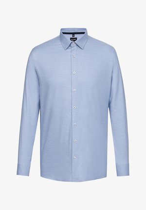 Langärmliges hellblaues Hemd aus strukturiertem Stoff mit spitzem Kragen und Knopfverschluss, der entlang der Vorderseite mit glänzenden silbernen Knöpfen versehen ist.