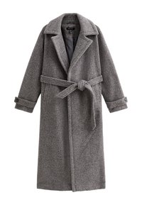 Abrigo de mezcla de lana gris con cinturón, cuello con muescas y mangas largas. La tela tiene un patrón texturizado con detalles de botones en los puños.