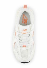 Scarpa da corsa sintetica bianca con pannelli in rete, dettagli arancioni e suola texturizzata. Presenta lacci piatti e un marchio sulla linguetta.