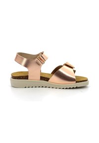 Sandalias metálicas en color rosa dorado con correa ajustable para el tobillo, plantilla de corcho y suela texturizada en gris claro que presenta un patrón en zigzag.