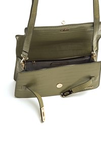 Bolso color verde oliva con textura de cocodrilo, herrajes dorados y un bolsillo interior con cremallera. Cuenta con cierre de solapa y correa ajustable.