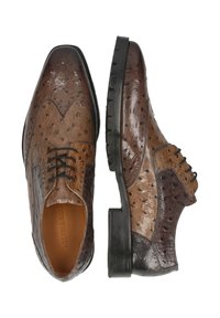 Scarpe da uomo eleganti in pelle marrone con lacci neri e dettagli brogue, mostrate da angolazioni superiori e laterali su uno sfondo bianco.
