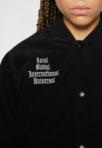 Carhartt WIP LETTERMAN JACKET - Bombertakki - black/wax