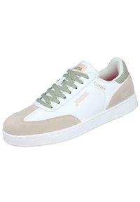 Zapatilla blanca con acentos en gamuza gris claro, cordones verdes y talón texturizado. Presenta una marca en el costado y en la lengüeta.