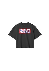 Černé tričko s krátkým rukávem, na kterém se nachází výrazná grafikou "MARVEL" v červené a modré barvě na bílém pozadí, vyrobené z bavlněné tkaniny.