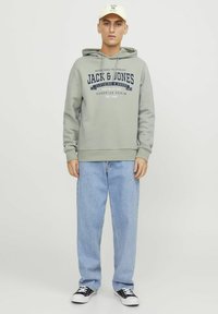 Jack & Jones JJELOGO HOOD - Džemperis su gobtuvu - desert sage