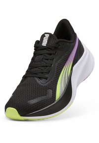Musta urheilukenkä verkkomateriaalista, jossa on purppuran ja vihreän sävyjä, pehmustettu pohja ja paksu valkoinen välipohja tukemaan.}}