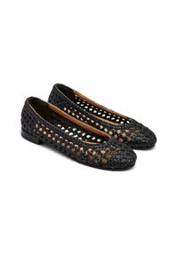 Ballerine nere in tessuto intrecciato con design aperto, dotate di suola piatta e rivestimento in pelle marrone, che mettono in mostra una texture traspirante e ritagli geometrici.