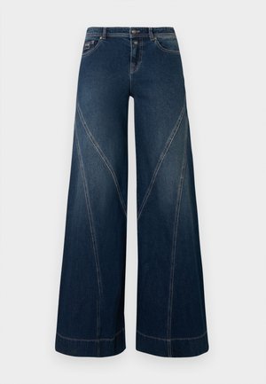 Sötétkék, bőszárú farmernadrág kontrasztos varrással és sima, texturált felülettel. Elöl zsebekkel és gombos záródással.