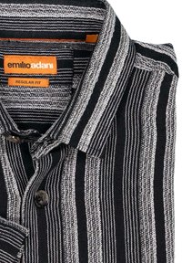 Schwarz-weiß gestreiftes Hemd mit regulärer Passform, ausgestattet mit einem Button-Down-Kragen und Kunststoffknöpfen. Das Etikett trägt den Schriftzug "emilio adani."