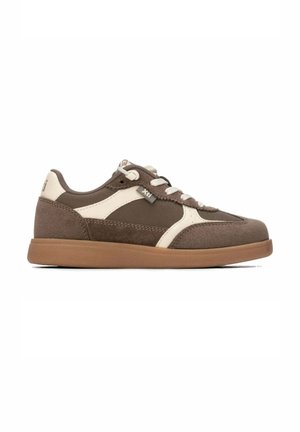 Sneaker marrone low-top con dettagli beige, lacci bianchi, materiali in camoscio e tessuto, e suola piatta in gomma naturale, vista laterale.