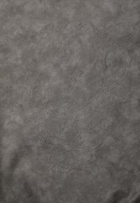 Materiale in pelle grigia con una superficie texturizzata. Presenta un motivo a drago in rilievo, che aggiunge profondità e dettaglio al design complessivo.