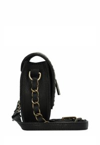 Borsa in pelle nera con finitura texture, dettagli in catena dorata, cerniera laterale e lunga tracolla removibile.