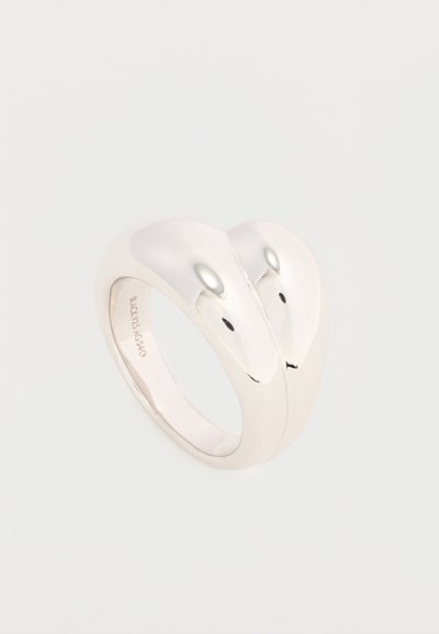 Ασημένιο δαχτυλίδι με δύο αντίθετα κεφάλια δελφινιών που κοιτούν το ένα το άλλο, με λείο, γυαλιστερό φινίρισμα και εγχαραγμένο κείμενο στο εσωτερικό της μπάντας.