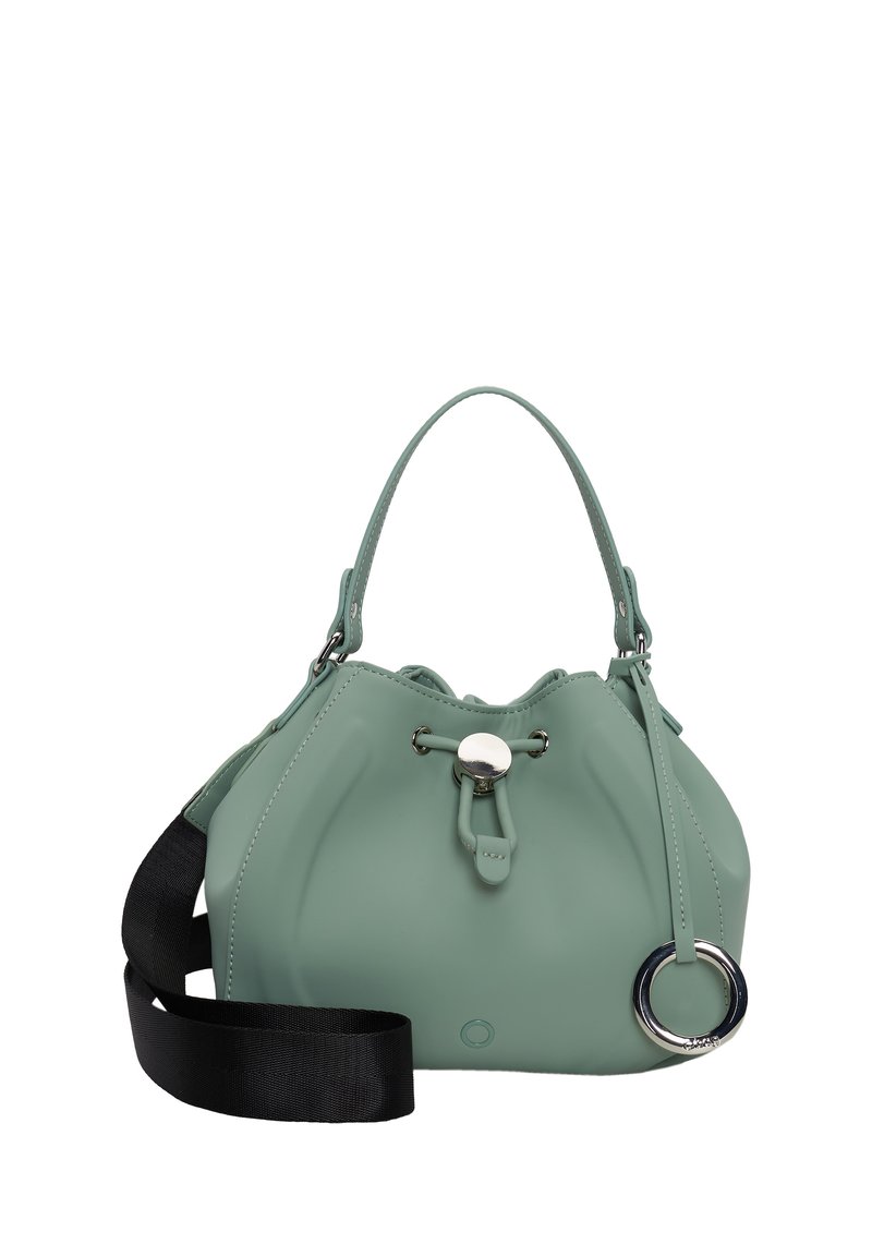 Grön handväska med mjuk textur, tillverkad av syntetiskt material. Har ett snörstängning, en silverfärgad ringdetalj och ett svart band.