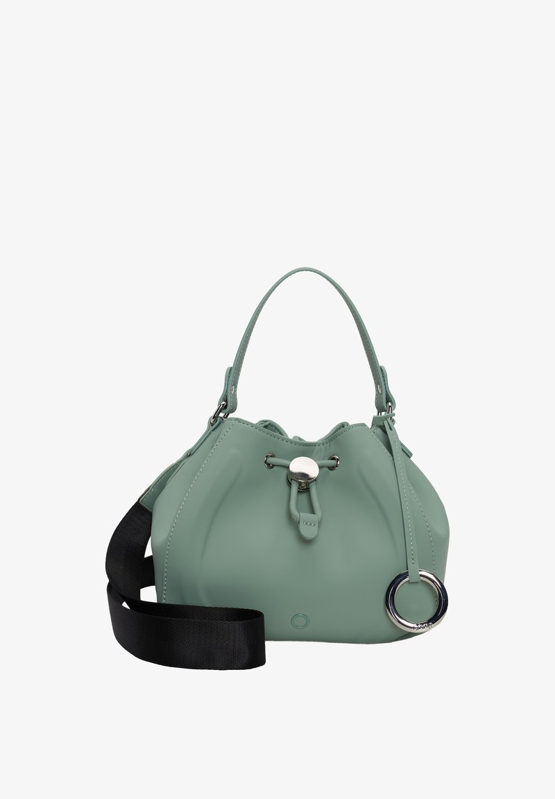 Vihreä, pehmeäpintainen käsilaukku, joka on valmistettu synteettisestä materiaalista. Siinä on nyörisuljin, hopeinen rengasviimeistely ja musta hihna.