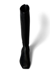 Bota de cuero negro hasta la rodilla con punta afilada, textura lisa, diseño minimalista y cremallera lateral para un fácil calzado.