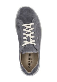 Graue Wildleder-Laufschuhe mit weißen Schnürsenkeln, runder Spitze, gepolstertem Kragen und beigem Innenfutter. Logo und Markenname auf den Innensohlen sichtbar.