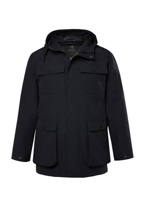 Veste imperméable marine avec capuche, deux poches supérieures sur la poitrine, deux poches inférieures à rabat et fermetures à pression. Texture de tissu lisse, design décontracté.