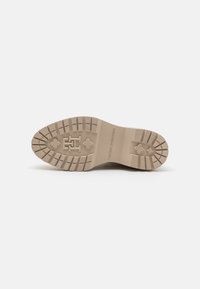 Tommy Hilfiger FLAG LACE UP BOOT - Aulinukai su platforma - classic beige