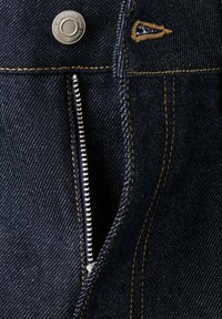 Jeans in denim blu scuro con bottone metallico, impunture gialle a contrasto e una cerniera argentata con denti a più file.