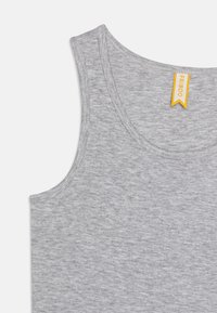 Grå tanktop med myk, teksturert stoff, rund hals og trimmet søm. Inkluderer et gult merke med merkevareetikett.
