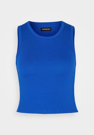 Hedvábně modrý žebrovaný top na ramínka s kulatým výstřihem a širokými ramínky. Hladký povrch bez viditelných vzorů nebo akcentů.