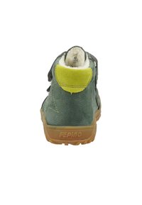 Grüne Lederkinderschuhe mit einem gelben Wildleder-Detail an der Ferse, runder Zehenform und Klettverschluss; Gummisohle für gute Traktion.