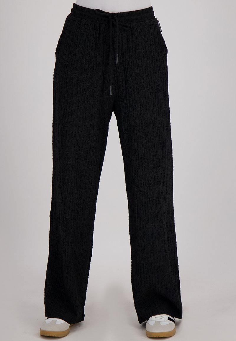 Zwarte textuur broek met een elastische tailleband, trekkoordsluiting en een losse pasvorm. Beschikt over subtiele verticale lijnen en een rechte snit.
