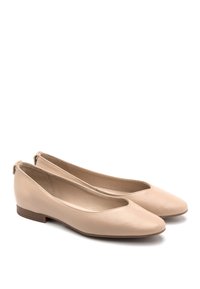 Beżowe skórzane baleriny z okrągłym noskiem i niską, płaską podeszwą. Gładka faktura i minimalistyczny design. Posiadają lekko elastyczne zapięcie z tyłu.