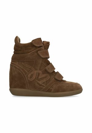 Basket compensée en daim marron avec trois bandes velcro et motifs décoratifs cousus sur le côté.