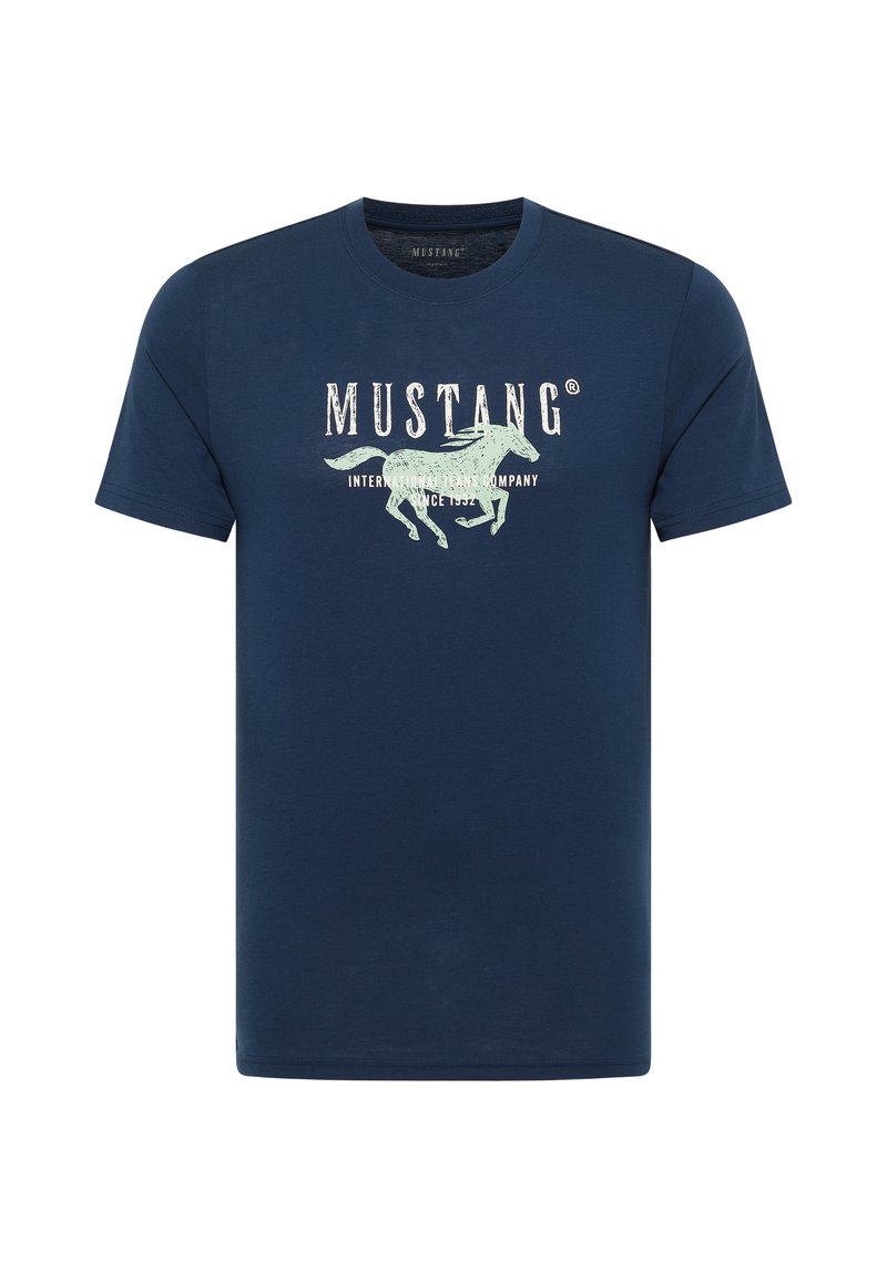 T-shirt en coton bleu marine avec un graphique blanc représentant un cheval et le nom de la marque "MUSTANG" en caractères gras. Design à col rond.
