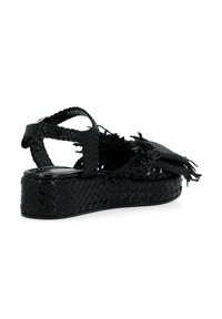 Sandal in tessuto nero a piattaforma con dettagli in frange. Presenta una parte superiore testurizzata e un design a strisce incrociate per una vestibilità sicura. Base della piattaforma liscia.