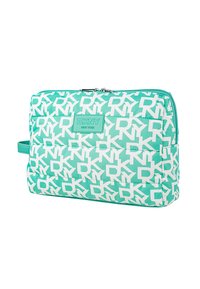 Bolsa con cremallera de color verde agua con letras blancas repetidas. Presenta un acabado texturizado y una etiqueta de DKNY en el frente. Forma rectangular compacta.