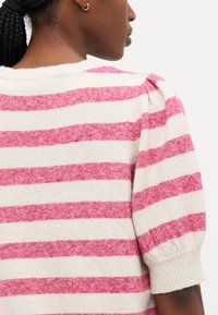 Vero Moda Petite VMDOFFY 2/4 O NECK - Paprasti marškinėliai - birch/cabaret