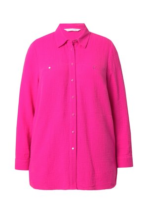 Camicia fucsia con bottoni realizzata in tessuto testurizzato, dotata di due tasche anteriori e colletto. Maniche lunghe con polsini a bottoni.