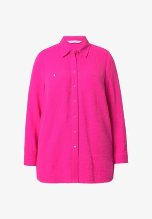 Chemise boutonnée fuchsia en tissu texturé, dotée de deux poches avant et d'un col. Manches longues avec poignets à bouton.