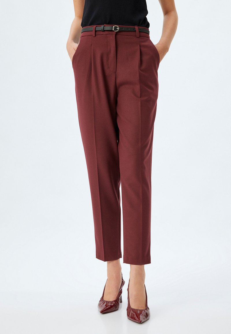 Burgunderfarbene maßgeschneiderte Hose mit hoher Taille, zwei Vorder- und einer schwarzen Gürtelschlaufe. Glattes Material mit einem eleganten, geraden Bein-Design.