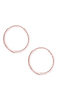 Boucles d'oreilles en or rose en forme de créoles avec une surface lisse et brillante, ornées d'un rang de petites pierres claires le long du bord extérieur. Design circulaire.