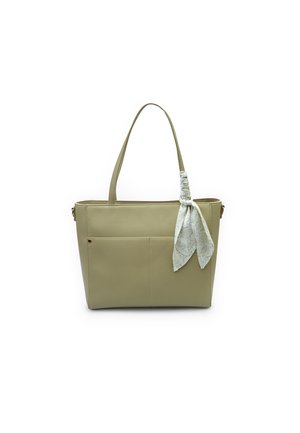 Borsa tote verde oliva con un design strutturato, dotata di due manici lunghi e una sciarpa con motivo paisley legata a uno dei manici.
