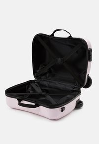 Guess CORE - Kovček na kolesih - ballet pink
