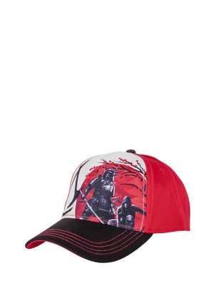 Casquette de baseball rouge et noire avec un samouraï armé d'un sabre et un ninja accroupi sur fond de soleil rouge et de branches d'arbre.