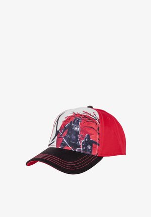 Casquette de baseball rouge et noire avec un samouraï armé d'un sabre et un ninja accroupi sur fond de soleil rouge et de branches d'arbre.