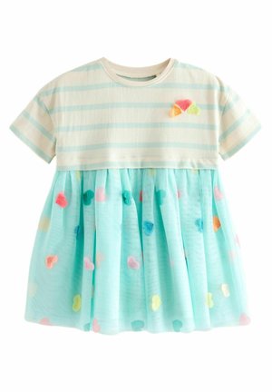 Robe t-shirt bleu clair avec un haut rayé, jupe en tulle vert menthe transparent et appliqués en forme de cœur multicolores. Matériaux en coton et en tulle.