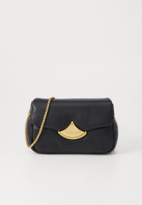 Borsa a tracolla in pelle nera con accento dorato e tracolla a catena; presenta un flap arrotondato con un dettaglio curvo distintivo sulla parte anteriore.