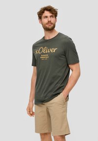 s.Oliver MIT GROSSEM LABEL - T-shirt print - olivgrün