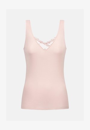 Růžový top na ramínka s véčkovým výstřihem, ozdobený krajkovým lemováním a nastavitelnými ramínky, vyrobený z jemného a hladkého materiálu.