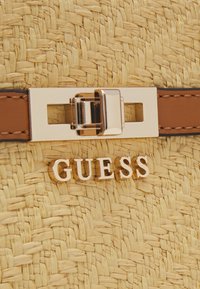 Guess EMILEE LUXURY SATCHEL - Kézitáska - natural/cognac