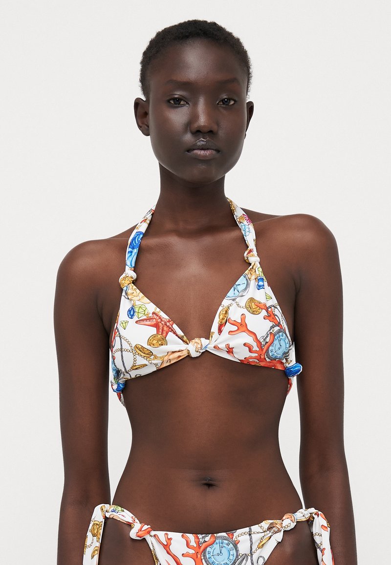 Bikini-set med hvitt stoff og fargerike sjøinspirerte trykk, halterneck-design, trekantet form og knute-detaljer.