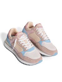 Zapatillas con una mezcla de ante suave en tonos rosa, azul y beige, con paneles de malla, cordones blancos y una suela de goma texturizada.